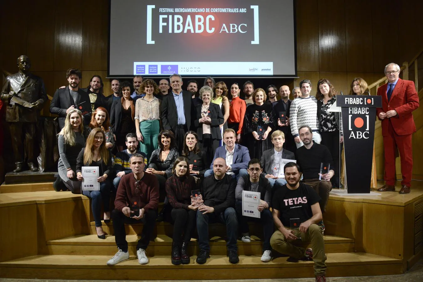Foto de familia. Todos los ganadores junto al jurado y los patrocinadores de esta edición FIBABC