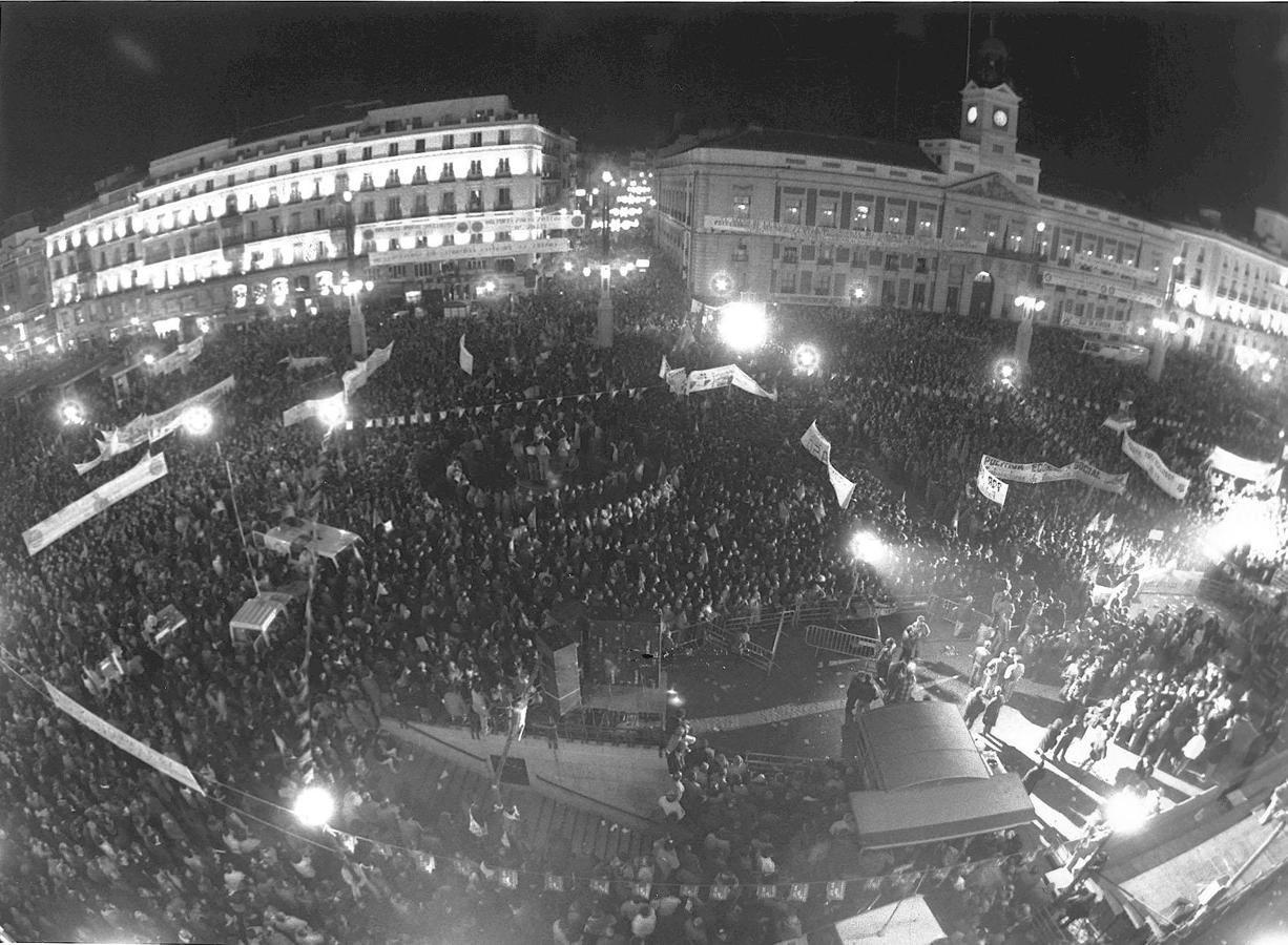 La convocatoria dejó imágenes difíciles de olvidar, como esta de la Puerta del Sol, en Madrid, absolutamente llena de manifestantes. O la de la Gran Vía desierta y la de la señal de TVE apagándose por obra y gracia de los trabajadores. 