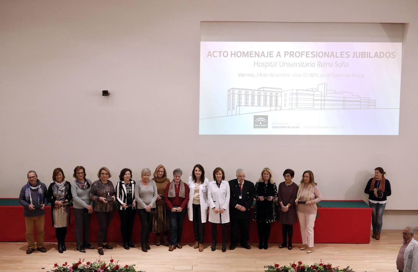 La despedida a más de 200 jubilados del Hospital Reina Sofía, en imágenes