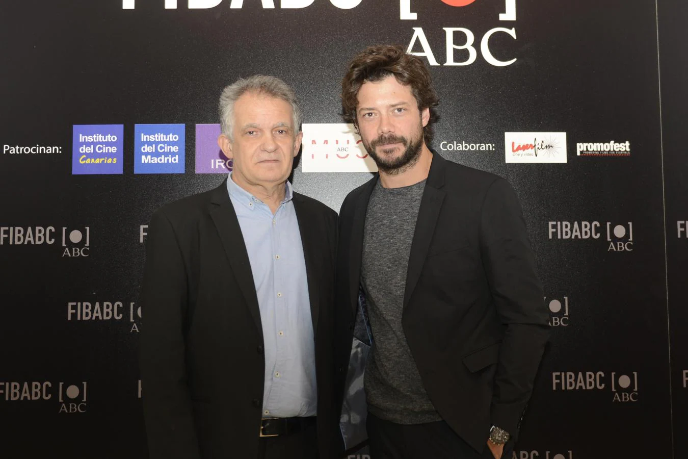 Álvaro Morte recibió el Premio a Personaje Audiovisual del año. Pedro Touceda (director del Festival) y Álvaro Morte