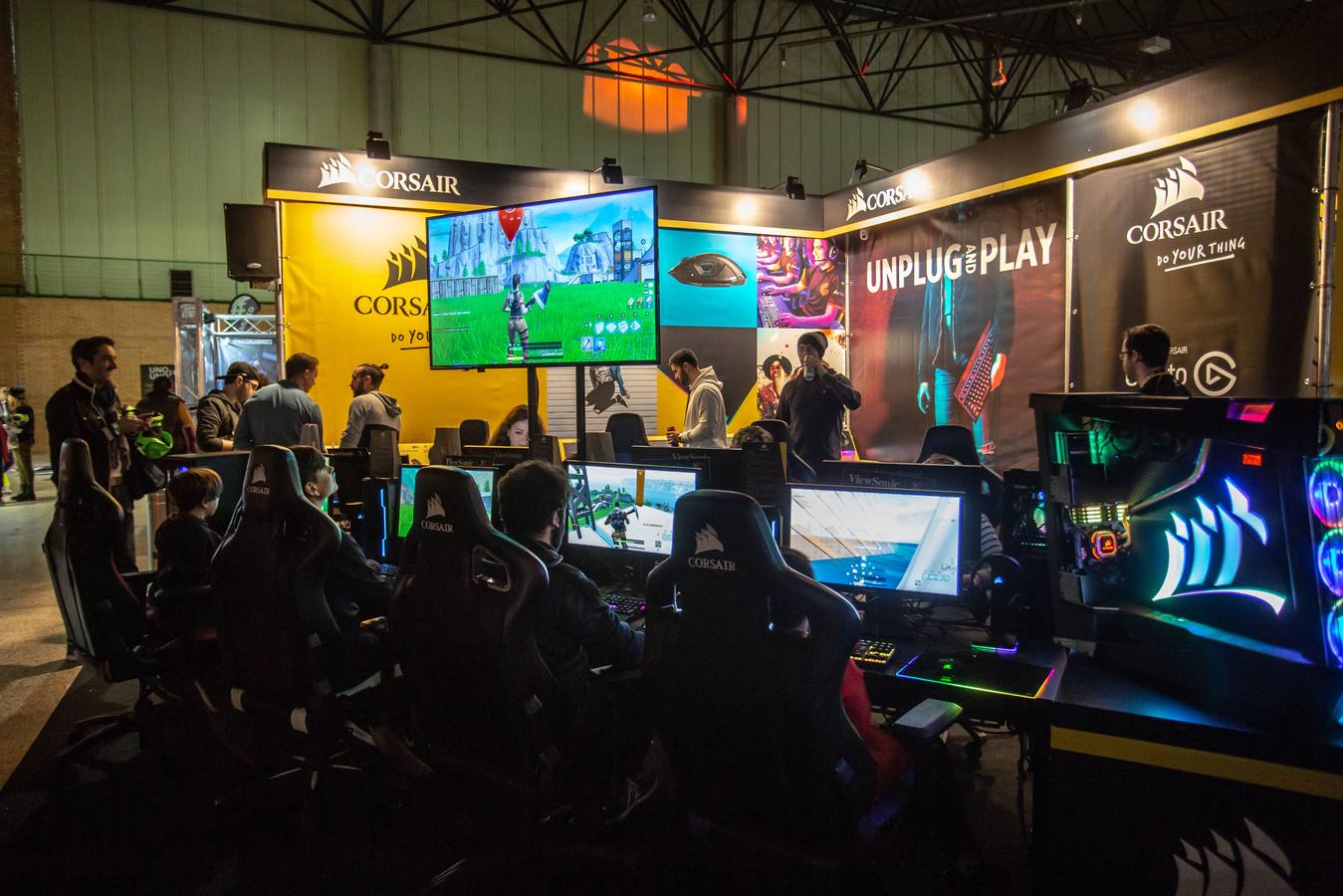 Los asistentes a DramHack Sevilla pueden disfrutar de diversos concursos, actividades y premios relacionados con el «Fornite», así como jugar a videojuegos como «Battlefield V», «Call of Duty» o «League of Legends».