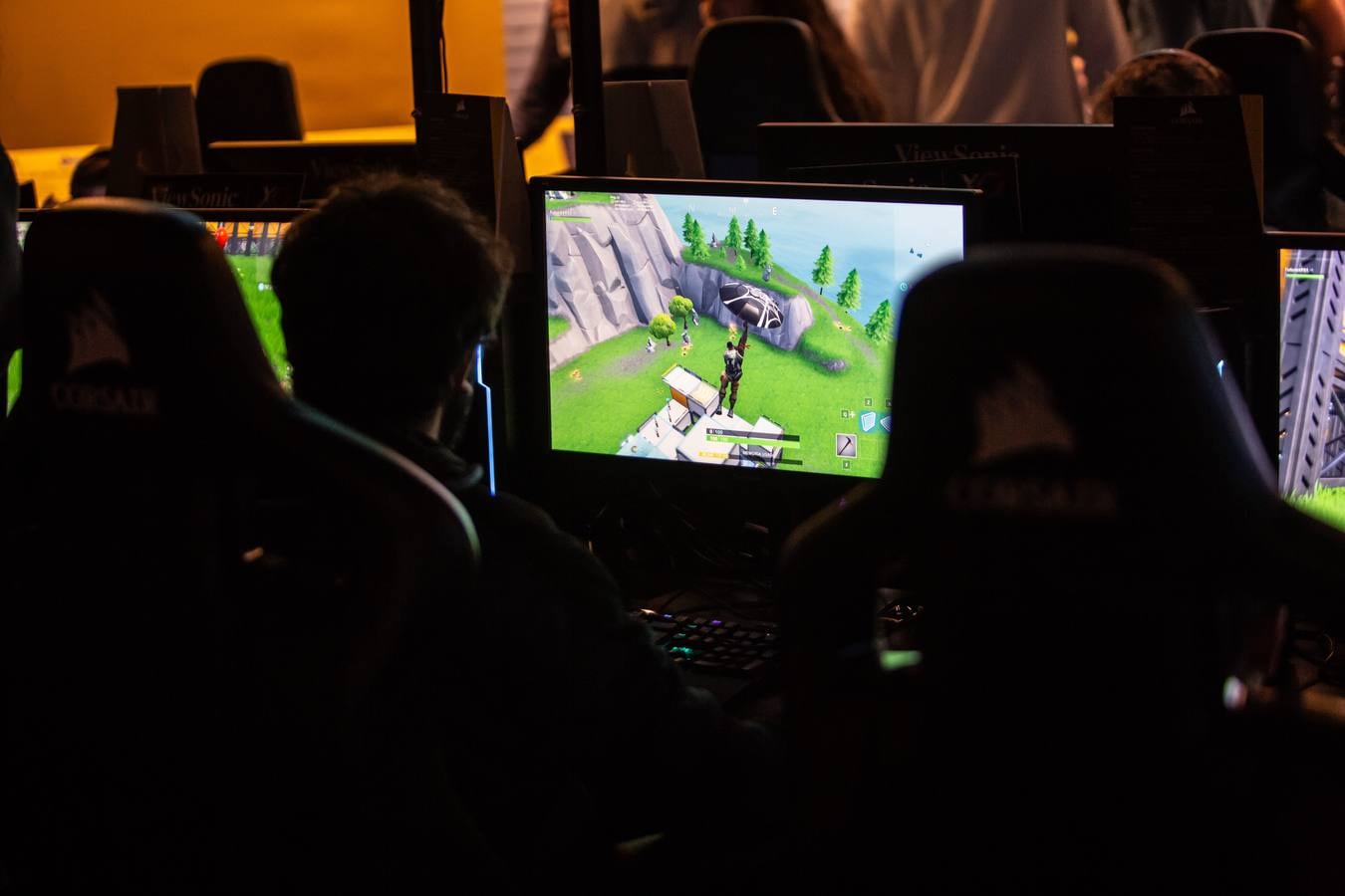 Los asistentes a DramHack Sevilla pueden disfrutar de diversos concursos, actividades y premios relacionados con el «Fornite», así como jugar a videojuegos como «Battlefield V», «Call of Duty» o «League of Legends».