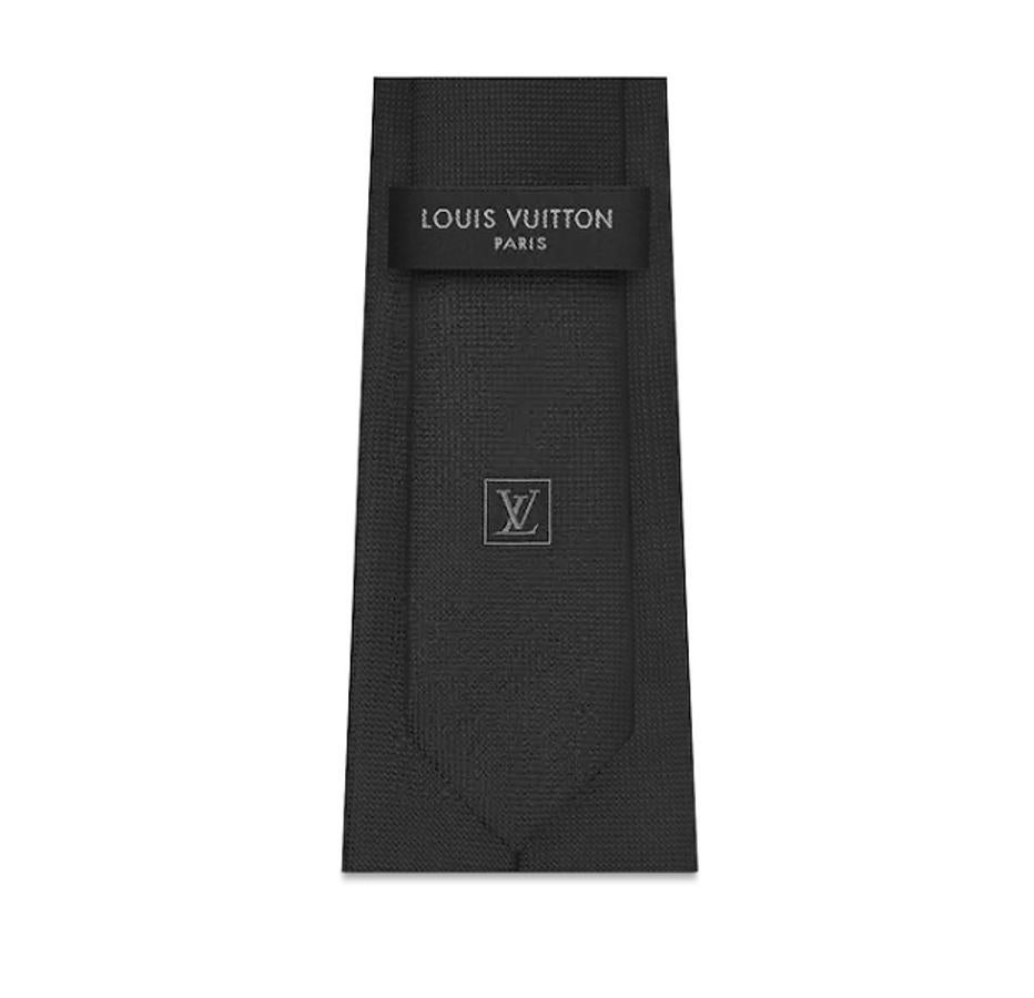 Corbata. ¿Existe mejor regalo para hombre que una corbata? La corbata LV Satellite Astronaute presenta un exquisito logotipo bordado con un motivo de astronauta y pertenece a la precolección primavera-verano 2019. Su precio es de 195 euros.