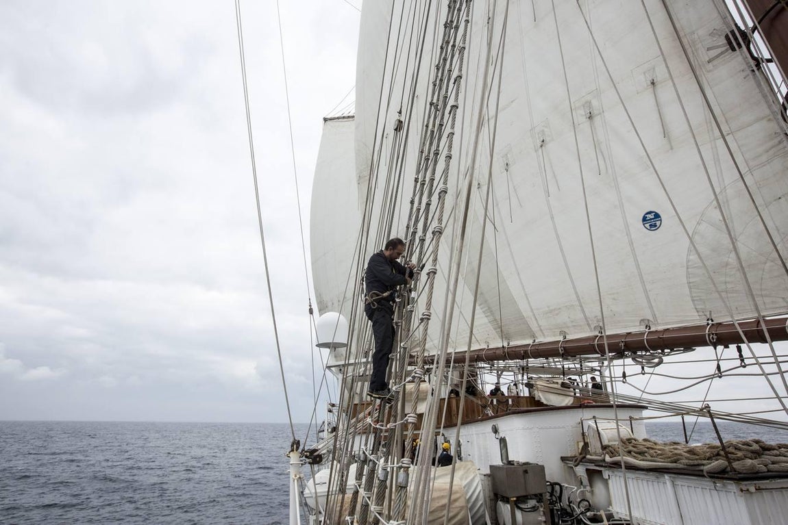 En imágenes: El Juan Sebastián de Elcano se adiestra para su nuevo crucero de instrucción