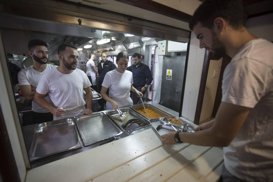 En imágenes: El Juan Sebastián de Elcano se adiestra para su nuevo crucero de instrucción