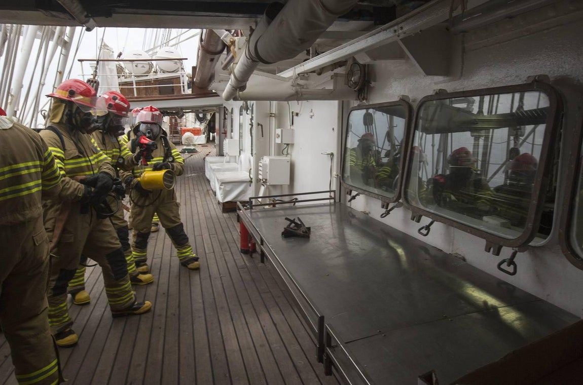 En imágenes: El Juan Sebastián de Elcano se adiestra para su nuevo crucero de instrucción