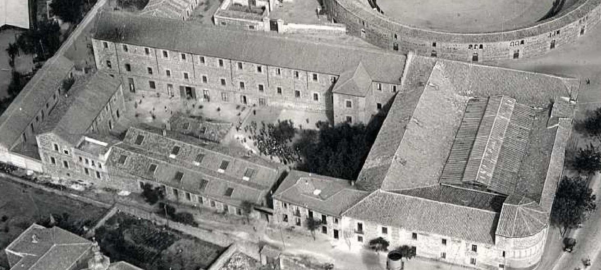 Vista aérea del Colegio hacia 1932. A la derecha, el núcleo de San Lázaro. A la izquierda, los pabellones levantados desde 1895. Archivo Municipal de Toledo. 