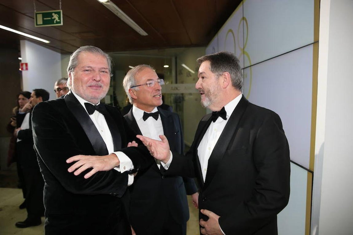 El exministro de Cultura, Íñigo Méndez de Vigo y el director de ABC, Bieito Rubido. 