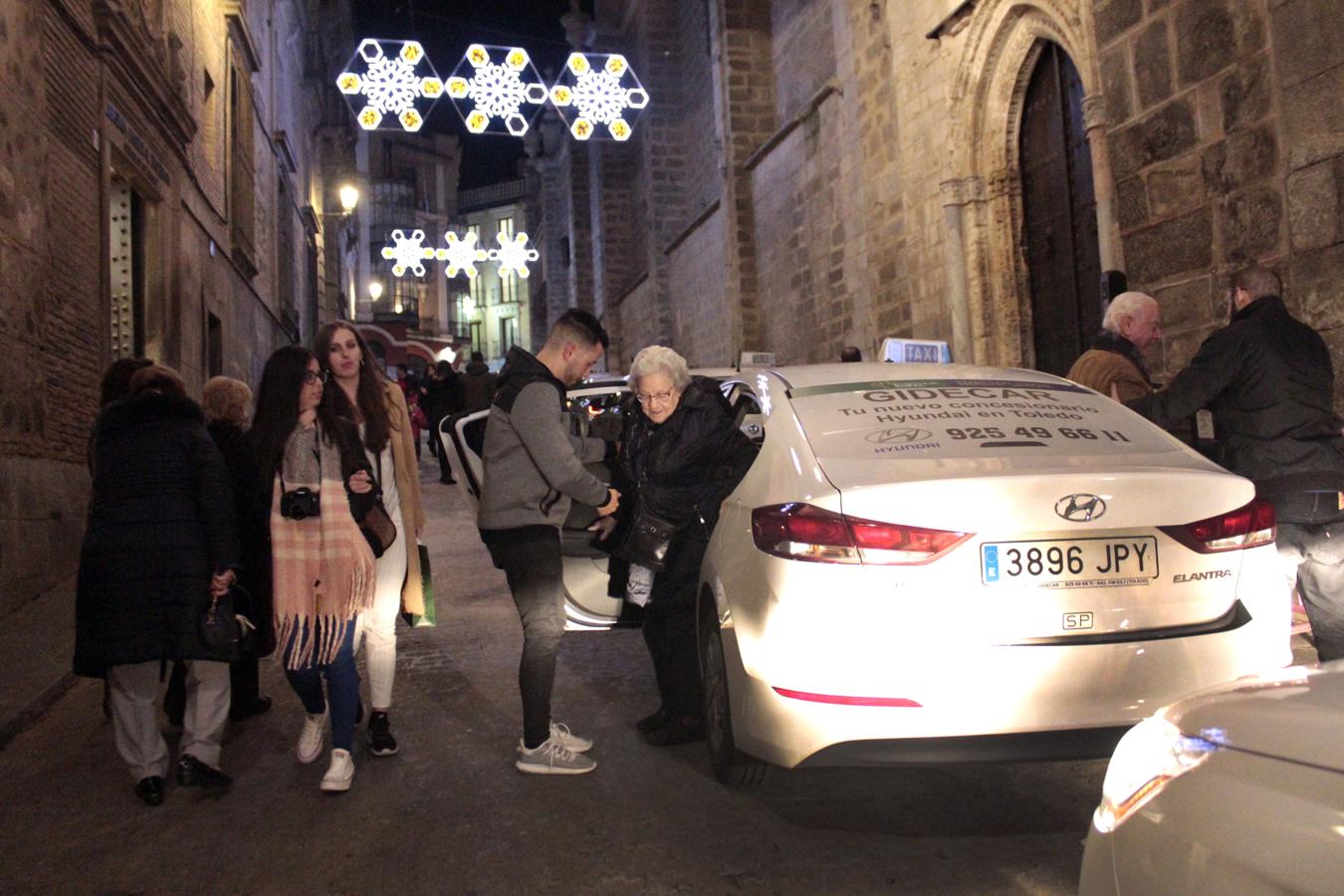 Los taxistas enseñan la navidad iluminada a los mayores