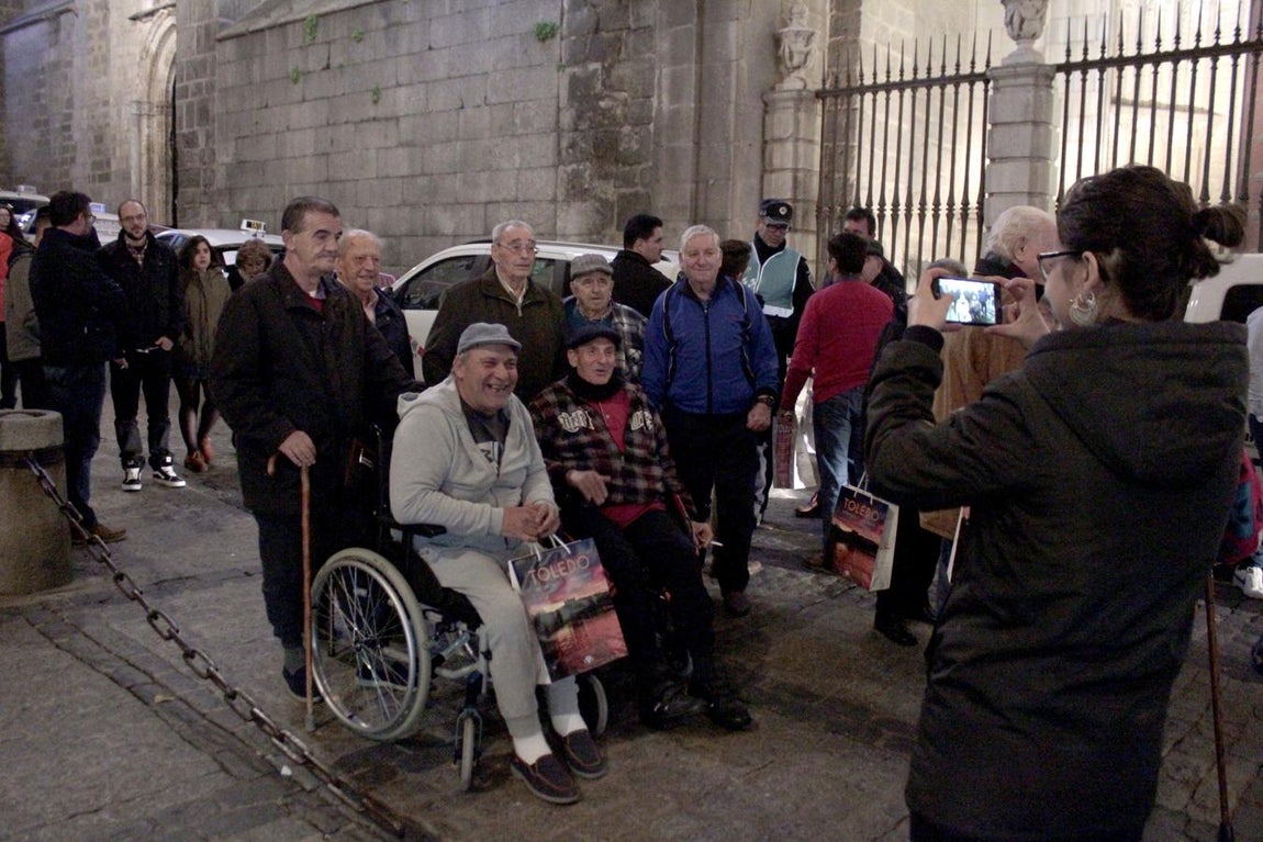 Los taxistas enseñan la navidad iluminada a los mayores