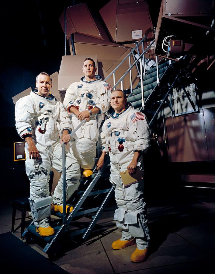 La misión Apolo VIII en imágenes. la tripulación del Apolo 8 posa en el simulador Kennedy Space Center (KSC) con sus trajes. De derecha a izquierda, James A. Lovell Jr., William A. Anders, y Frank Borman