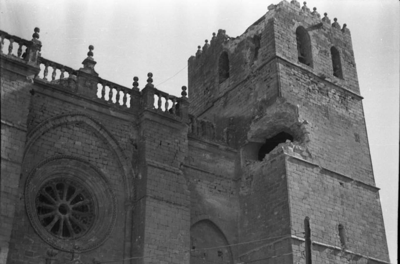 Efectos de la artillería del 15 ½ en la torre de la catedral. 