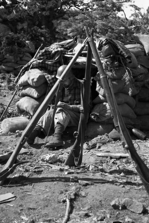 Escribiendo en el campamento de Navafría, septiembre de 1936. 