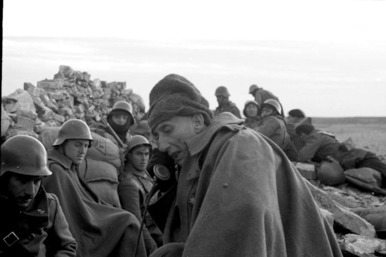 El coronel Marzo comunicando desde «el Mirón» al general Franco la toma de la ciudad de Sigüenza, el mediodía del 9 de octubre de 1936. 