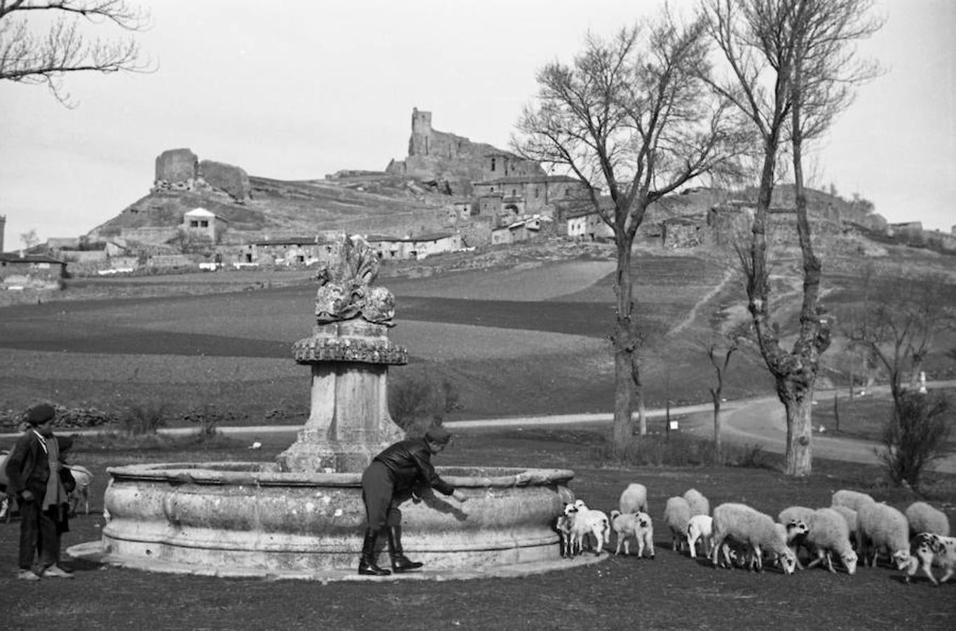 En la fuente de los Tres Dragones de Atienza (Guadalajara), el 18 de febrero de 1937. 