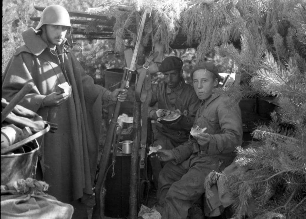 Comiendo sandía en los parapetos de Navafría, en agosto de 1936. Chuma –hermano del autor de la imagen-, Erviti y Fulgencio Andía, “Moquito”, un jovencísimo voluntario de Olite.. 
