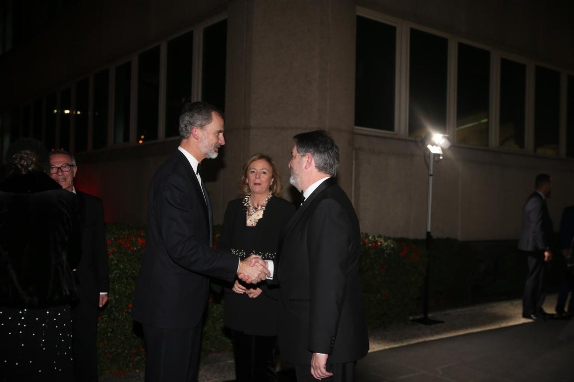 El director de ABC, Bieito Rubido, y la presidenta editora, Catalina Luca de Tena, reciben a pie de coche a Don Felipe.. 