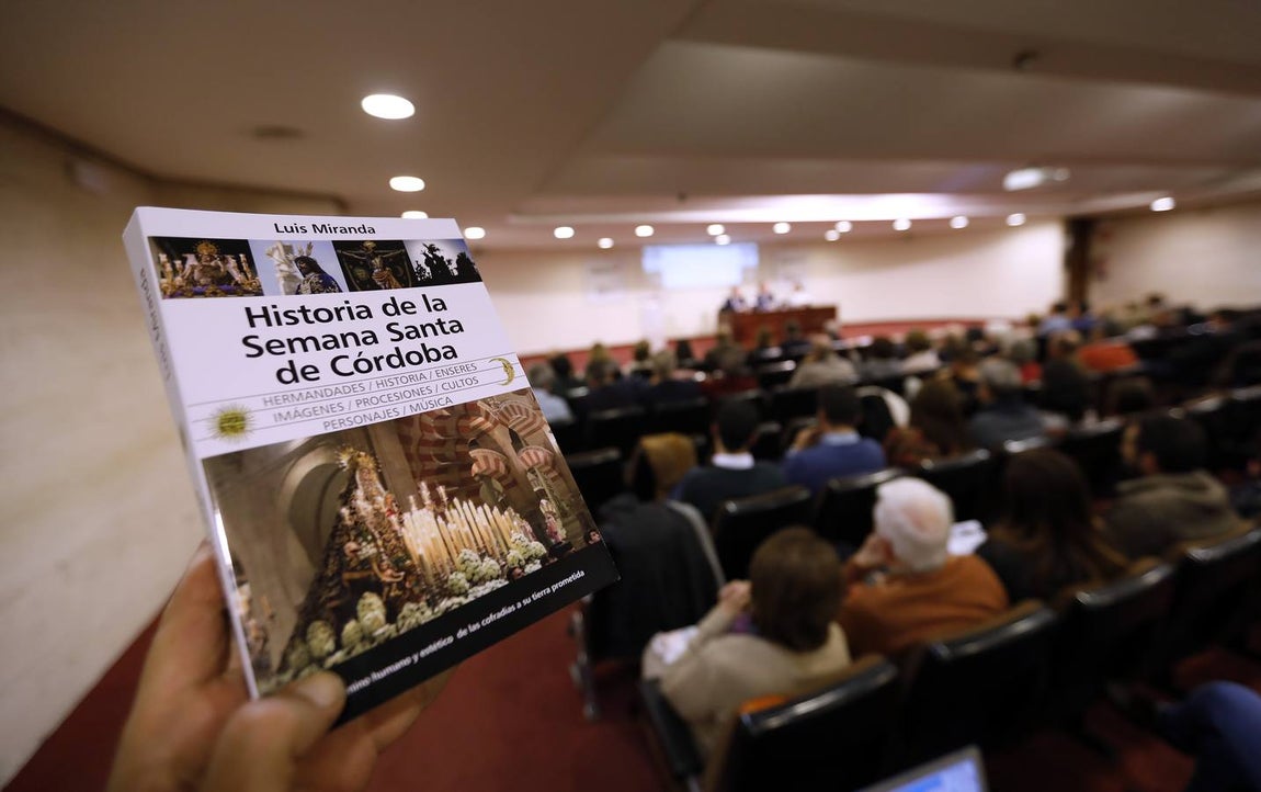 La presentación del libro de Luis Miranda sobre la Semana Santa de Córdoba, en imágenes