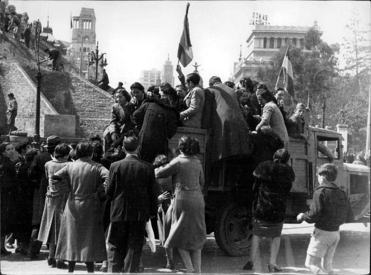 La fuente de Cibeles, poco después de la victoria de Franco en la Guerra Civil española. 