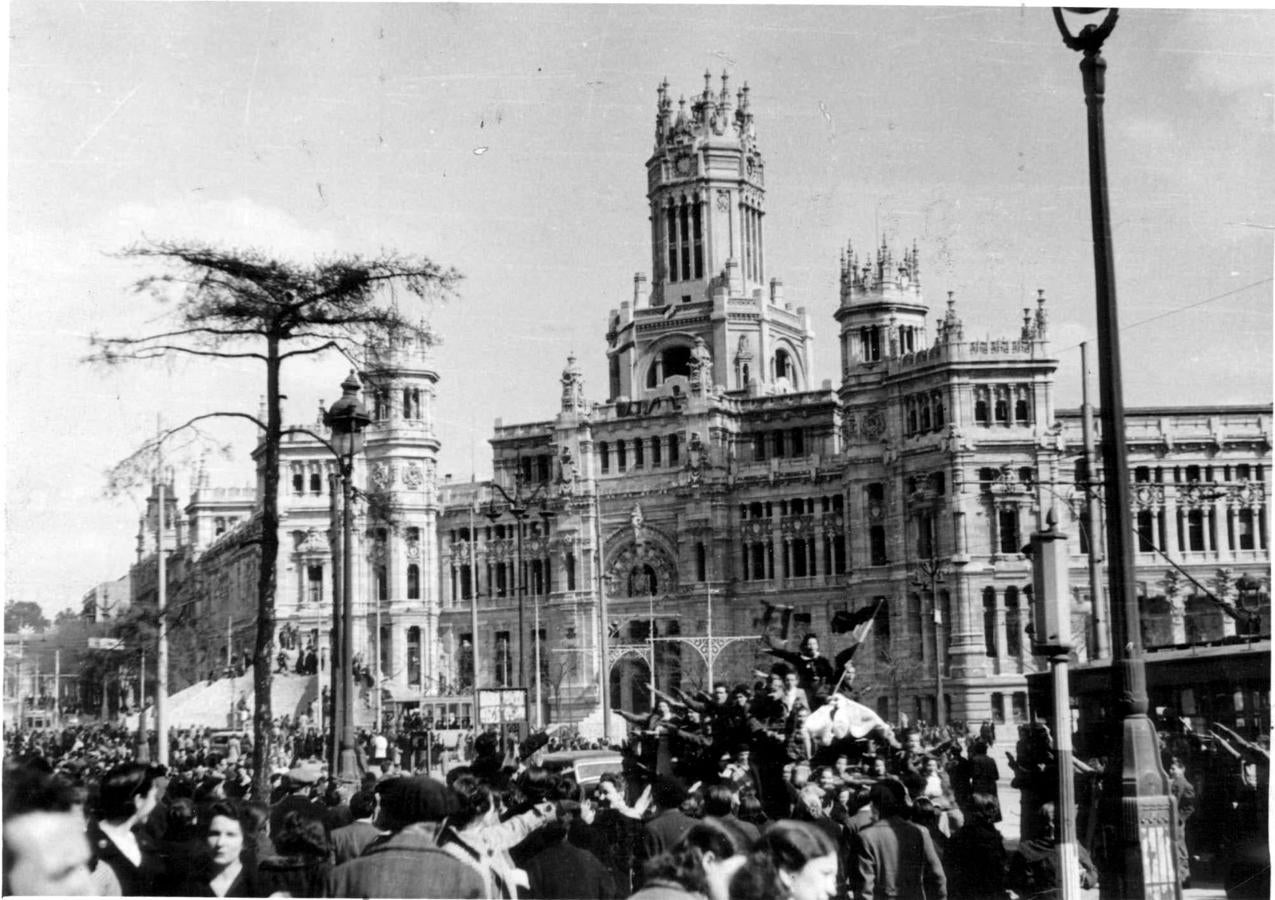 Cibeles y el Palacio de Comunicaciones (actual Ayuntamiento de Madrid), al fondo, el día que acabó la Guerra Civil. 