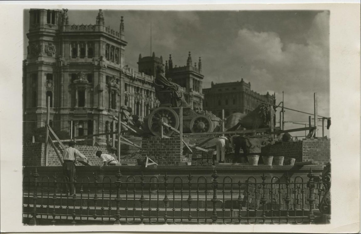 Madrid, 1937. La fuente de la Cibeles durante la Guerra Civil. En la imagen el comienzo de la construcción de la fortificación contra obuses.. 