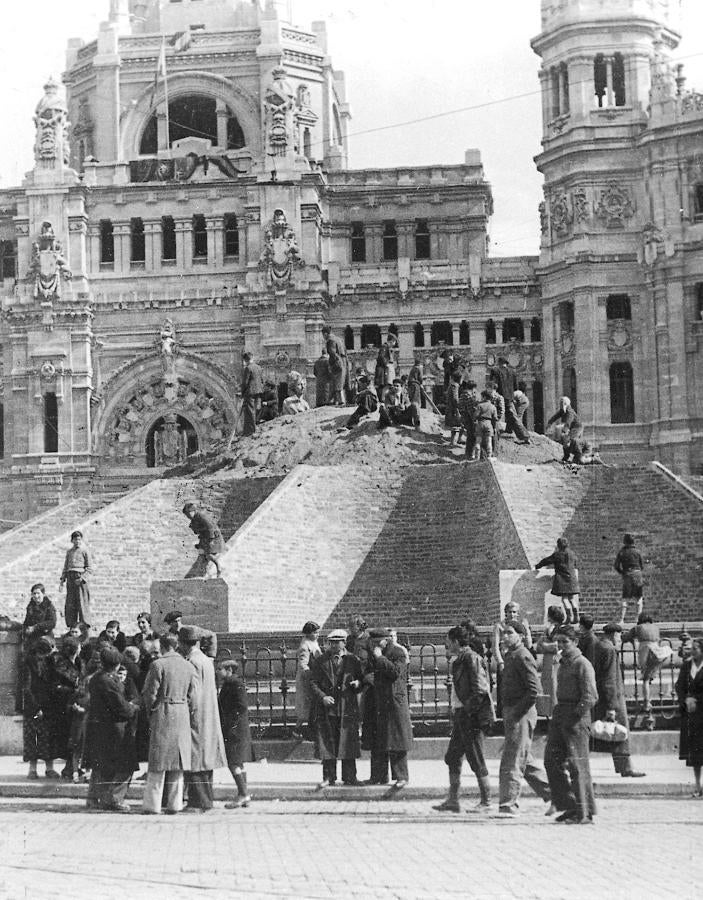 Otra imagen del grupo de niños retirando, el 30 de marzo de 1939, la protección con la que se preservó Cibeles de los bombardeos nazis durante la Guerra Civil. 