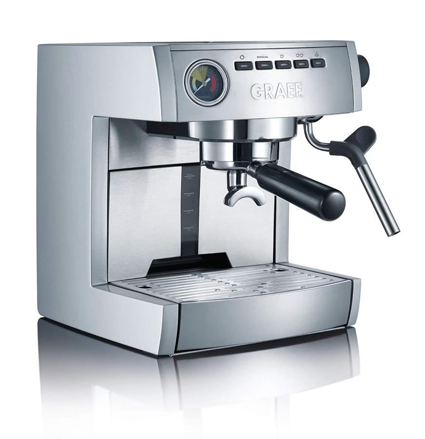 Cafetera. La cafetera express ES85 de Graef es la gran innovación del mercado. Se trata de una pieza espectacular de diseño afilado, enteramente de acero inoxidable, y que cuenta con un depósito de agua gigante de 2,5 litros de capacidad, que además se extrae por el frontal. Su precio es de 540 euros.