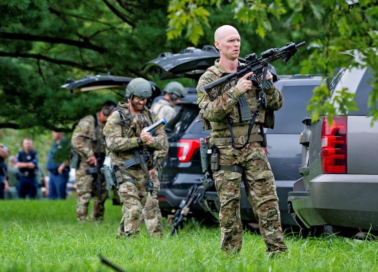 Agentes del FBI toman posiciones en el lugar donde se produjo un tiroteo en el condado de Harford(Maryland, EE.UU). Murieron tres personas y dos resultaron heridas en el ataque. 