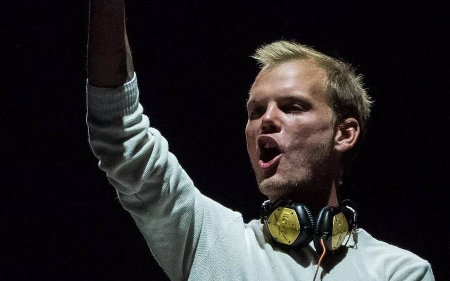 El DJ Avicii se suicida a los 28 años con un cristal roto. 