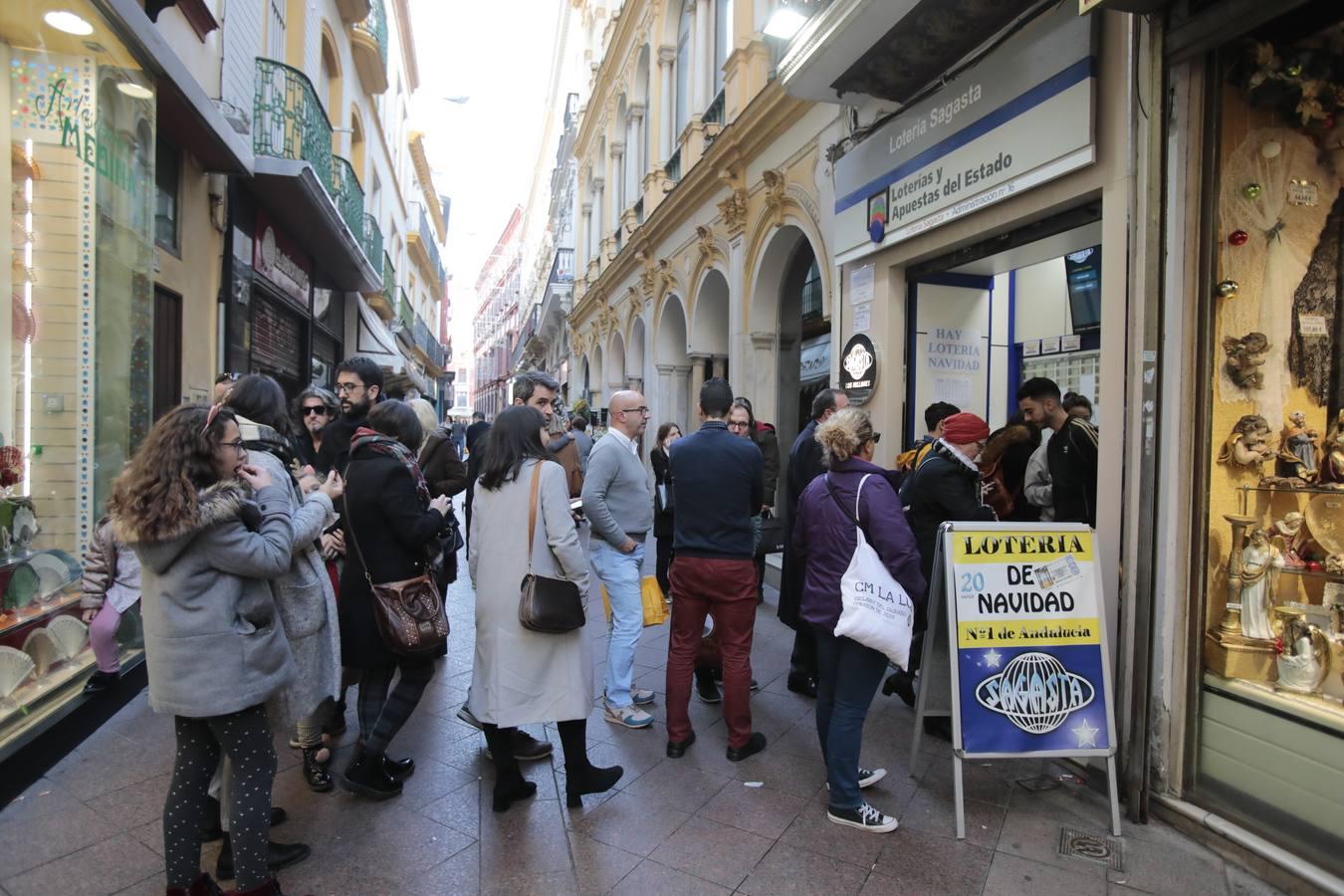 Colas para comprar lotería en Sevilla hasta el último momento