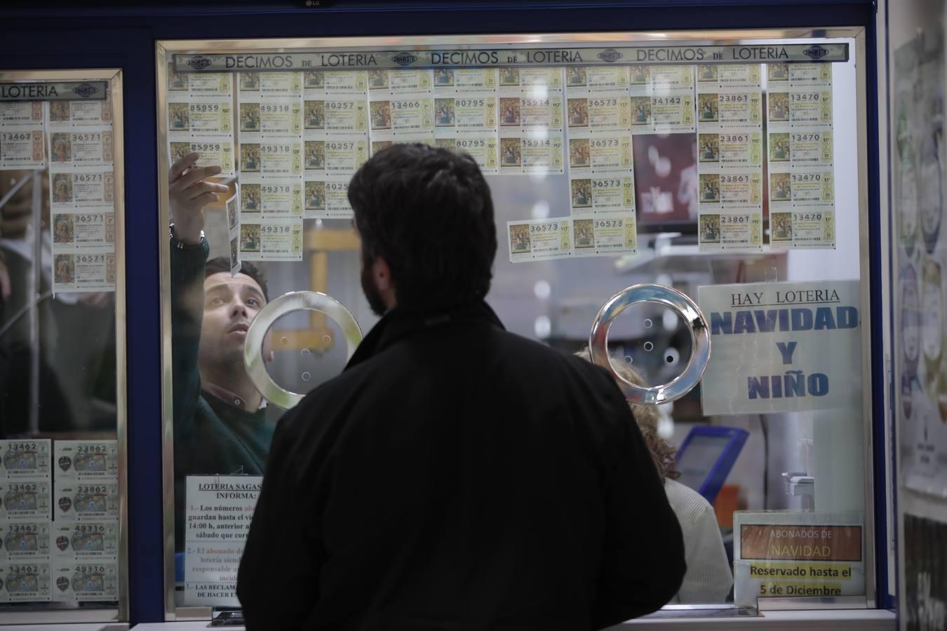 Colas para comprar lotería en Sevilla hasta el último momento