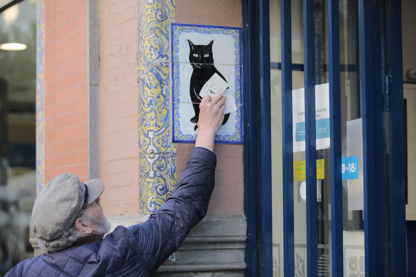 Colas para comprar lotería en Sevilla hasta el último momento