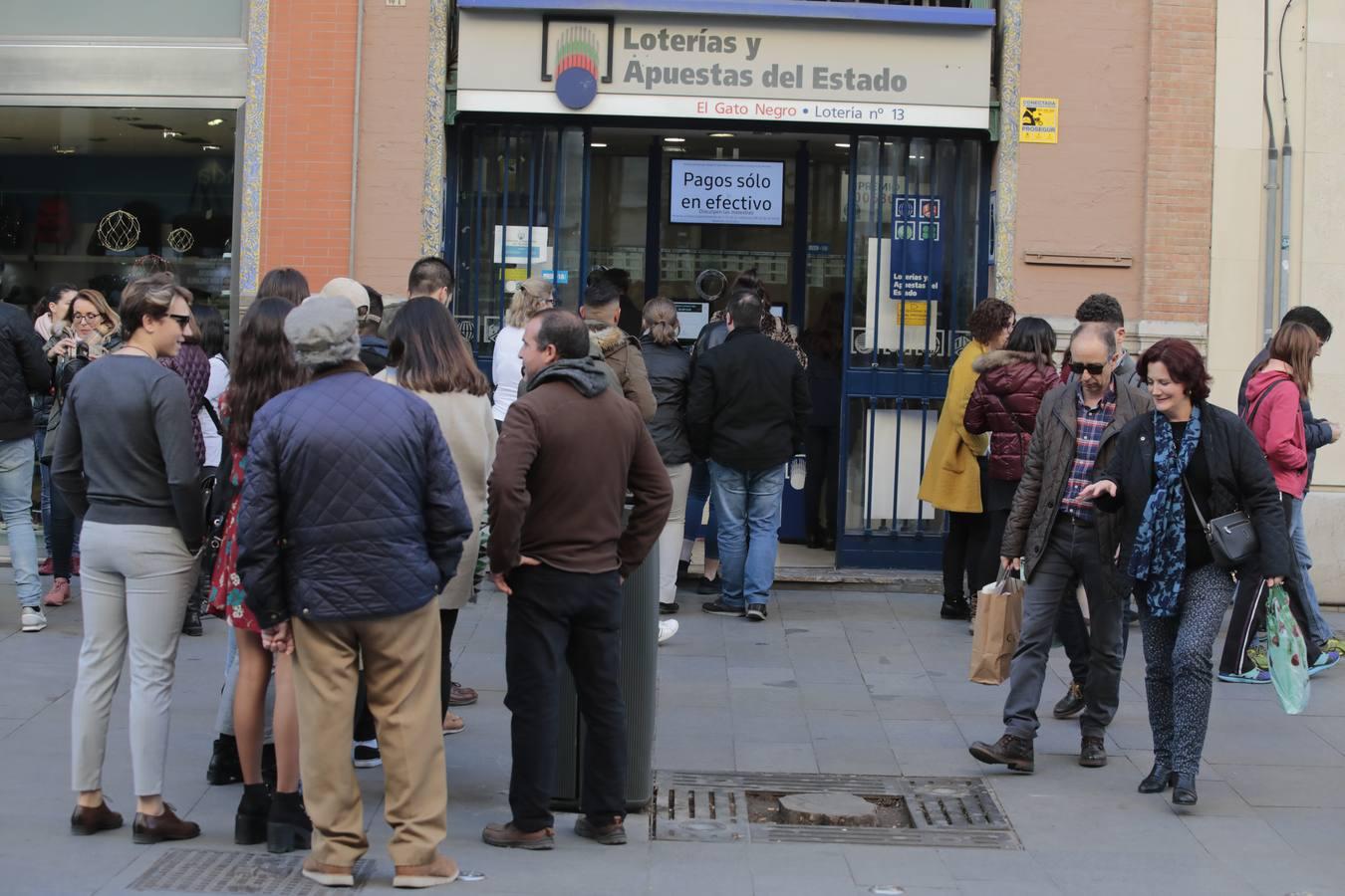 Colas para comprar lotería en Sevilla hasta el último momento