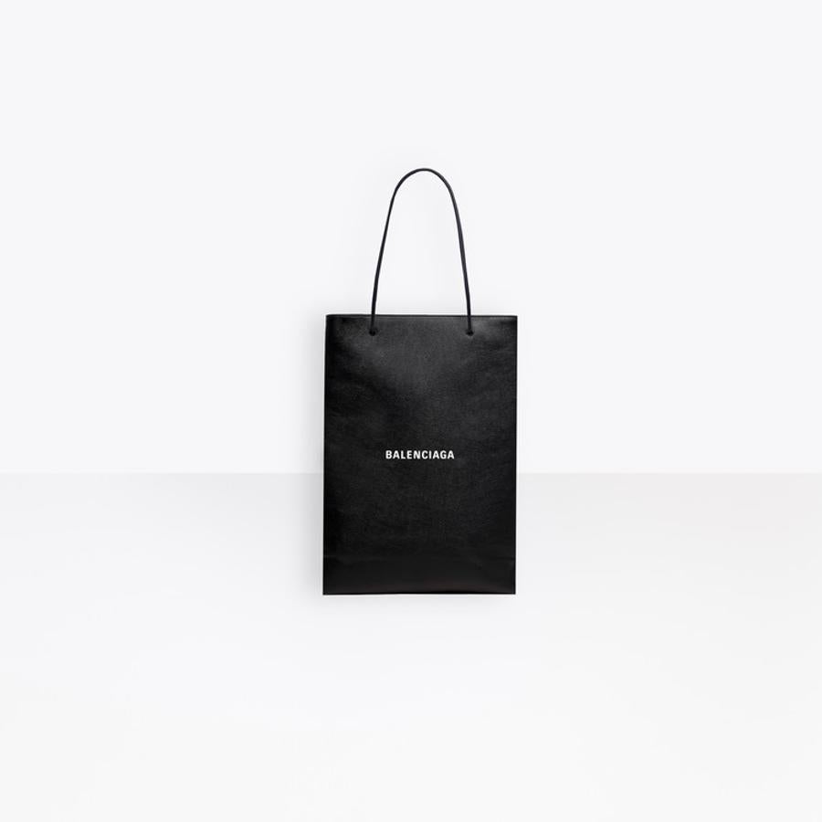 Balenciaga. El mundo del lujo no tiene límites, por lo que las bolsas de la compra ya han adquirido su forma suntuosa. Balenciaga ha sido la firma que ha lanzado una colección de bolsas en color negro y blanco que puedes usar como bolso o bolsa de la compra, que es la forma que tiene. Están disponibles en horizontal y vertical y esta concretamente cuesta 1.450 euros.