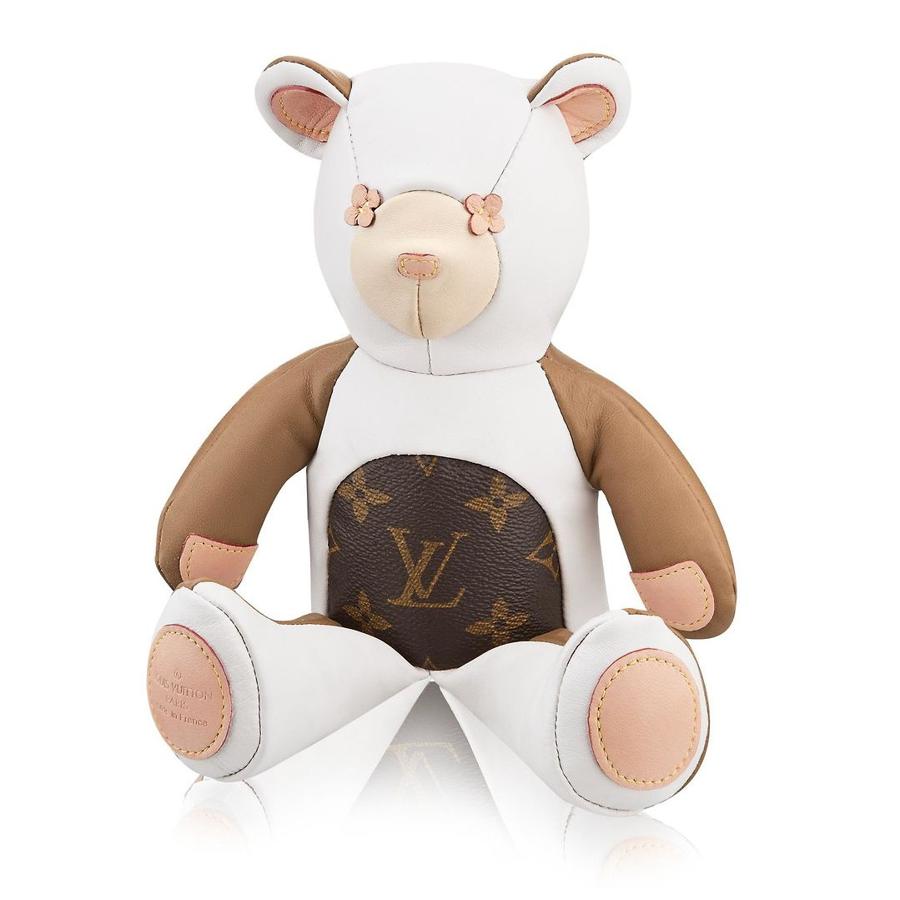 Louis Vuitton. Para adultos o para niños, este peluche de lujo va a ser el más caro que se ponga en la estantería o sobre la cama. Pero no solo Louis Vuitton ha apostado por este accesorio, Tous, Givenchy o Hermès son algunas de las firmas de moda que también han lanzado al mercado estos juguetes. El pequeño osito de peluche de Louis Vuitton cuesta 450 euros.