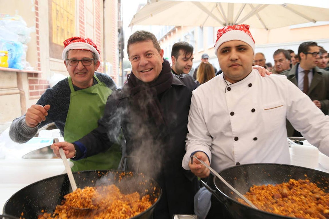Los políticos felicitan la Navidad y .... se van de migas