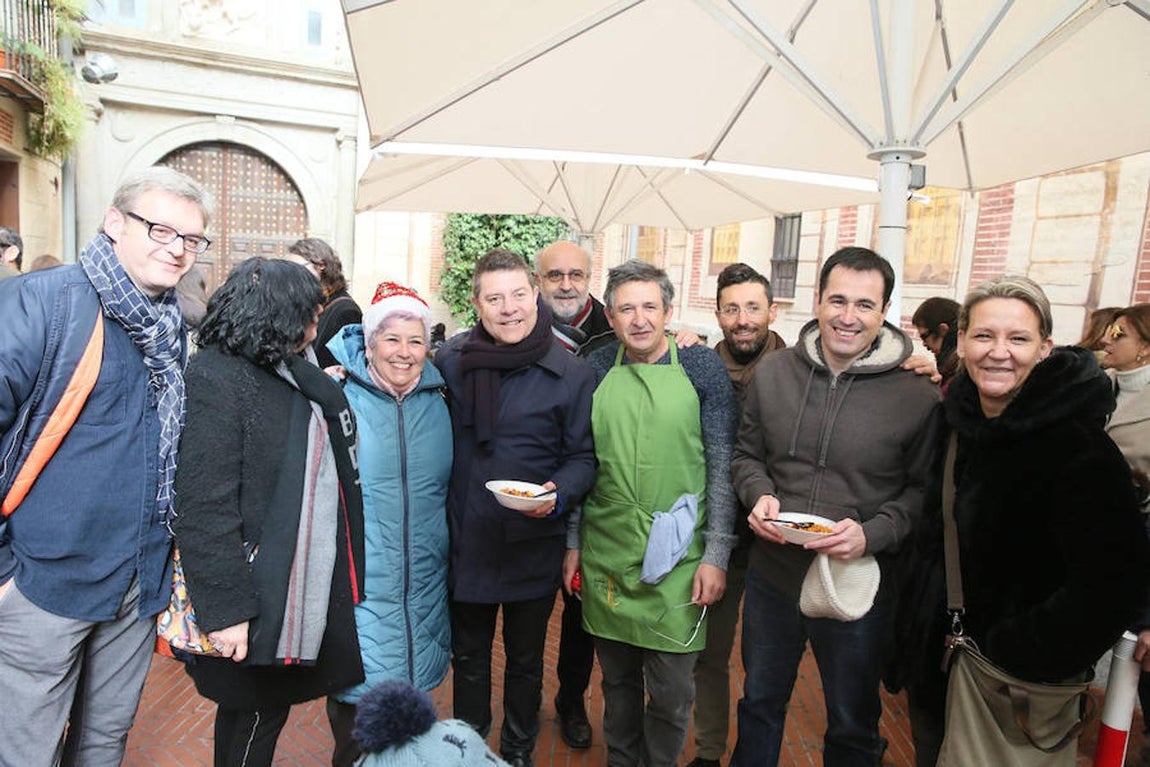 Los políticos felicitan la Navidad y .... se van de migas