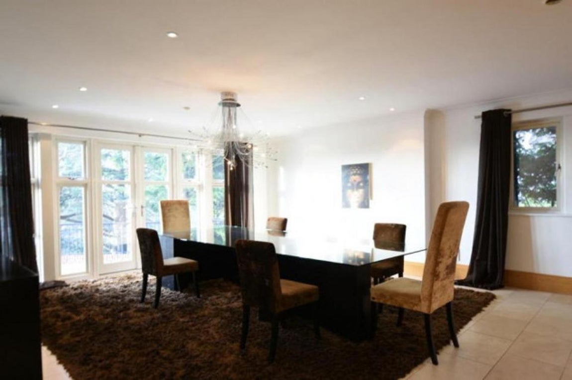 Comedor. Como casi todas las casas brit´icas, la que fuera de Cristiano ronaldo en Mancheste también incorporaba alfombras en casi todas las habitaciones. Aquí, en el salón, una amplia alfombra tapaba todo el suelo para conseguir un espacio mucho más cálido y acogedor.