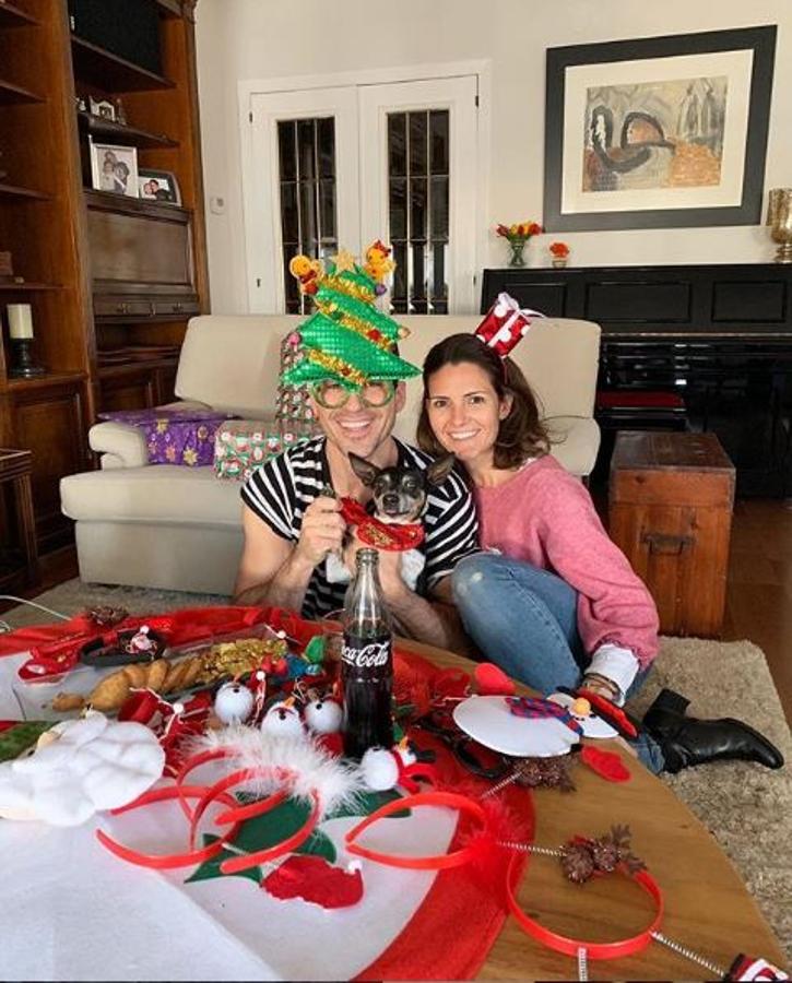 Tras la reciente pérdida de su padre, Miguel Ángel Silvestre ha decidido poner buena cara al mal tiempo. Ha celebrado la Navidad con en familia y disfrazado de árbol.. 