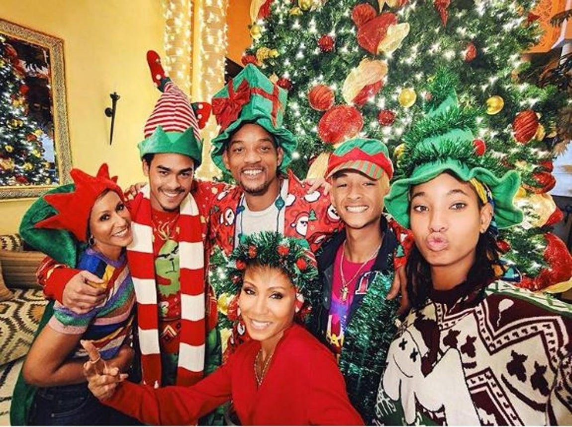 La familia Smith ha posado de lo más feliz con gorros típicos navideños con un árbol de Navidad como fondo. 