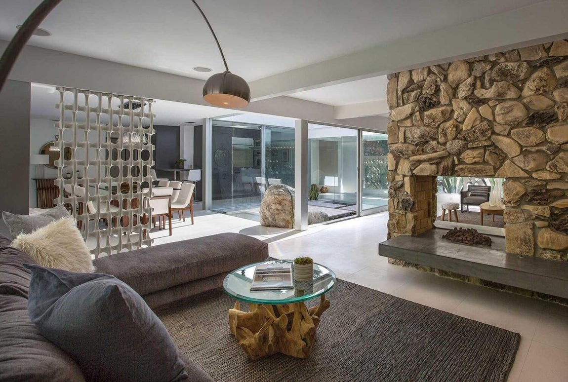 Jamie Dornan. Otro gran actor ha dado el paso de vender su mansión. Jamie Dornan tomó la decisión de poner en venta <a href="https://www.abc.es/summum/living/casas/abci-casa-tortura-christian-grey-301282243538-20180826044155_galeria.html" target="_blank">su casa de Hollywood Hills</a> por 2,7 millones de euros. Justo antes de esta cifra había intentado alquilarla por 15.000 euros al mes, pero no ha habido suerte. La casa de corte minimalista, que cuenta con 233 metros cuadrados, se construyó en 1959 y cuenta con la novedad de que los espacios no están separados por tabiques sino por separadores correderos de cristal.