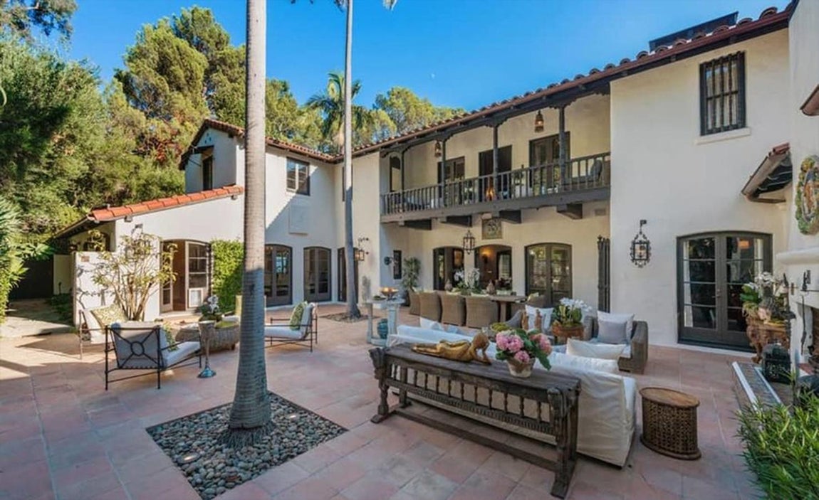 Jim Parson. La mansión que Jim Parson compró a Robert Pattinson, data de 1922 y hace unos meses que decidió ponerla a la venta. Con más de <a href="https://www.abc.es/summum/living/casas/abci-casa-vende-sheldon-cooper-301253334281-20180815105109_galeria.html" target="_blank">370 metros cuadrados</a> y por un precio que supera los 7,6 millones de euros, esta vivienda se encuentra en Los Feliz, Los Ángeles, lugar más que frecuentado por grandes celebrities. Esta casa tiene tres habitaciones, tres baños, piscina y amplios jardines repletos de vegetación para disfrutar del buen tiempo.