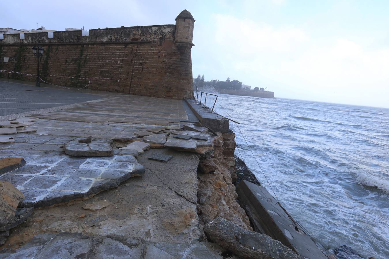 2 de marzo. Una combinación de mareas y fuerte temporal de viento provocó espectaculares imágenes en el Paseo Marítimo de la capital y en numerosas zonas del litoral de la provincia. La resaca de la tormenta Emma se llevó por delante parte del Puente Canal y del murete colindante del Paseo Fernando Quiñones y provocó el derrumbe parcial de la muralla de la Punta de San Felipe. Además, decenas de barcas de La Caleta sufrieron daños. La Policía Local tuvo que cortar el tráfico en el entorno de la calle Brasil porque el mar, hasta en dos pleamares, inundó la calzada, lo que ponía en serio riesgo la seguridad de viandantes y conductores.. 