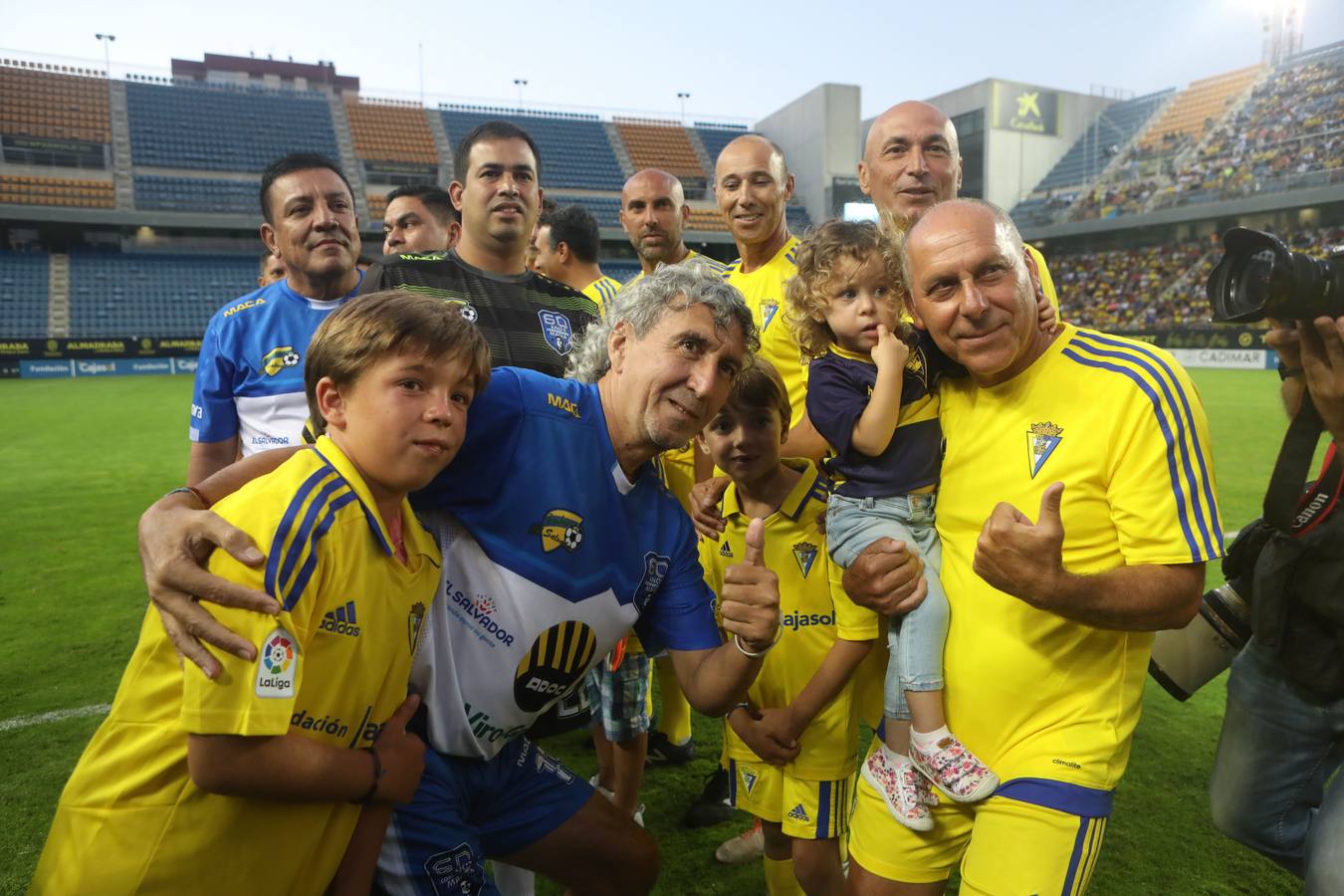 12 de julio. A muchos les costaba creérselo, pero era cierto: Mágico González volvía al Carranza. El jugador salvadoreño, que acudió acompañado de los futbolistas del equipo de Los Pachines, fue recibido en loor de multitudes en Cádiz, que no olvidaba las tardes de gloria que el Mago les dio hace 30 años. Tras 17 años sin pisar la ciudad, Mágico acudió a una recepción en su honor en el Ayuntamiento y visitó a la plantilla de Cervera, antes de servir de imagen de la equipación que vestiría el Cádiz CF. 