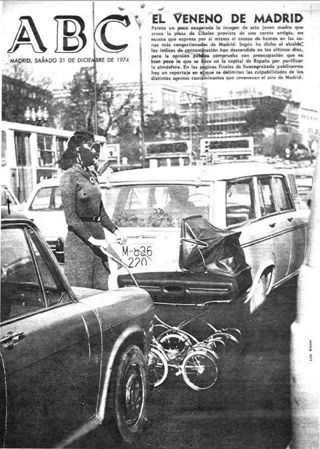 1974, «El veneno de Madrid». Una madre, con una máscara de gas, pasea con su bebé entre los coches de la capital: «Es bien poco lo que se hace por purificar la atmósfera».. 