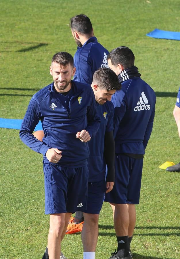 Intensidad e ilusión en el primer entrenamiento del Cádiz en 2019