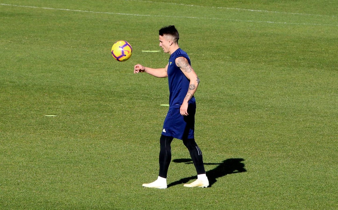 Intensidad e ilusión en el primer entrenamiento del Cádiz en 2019