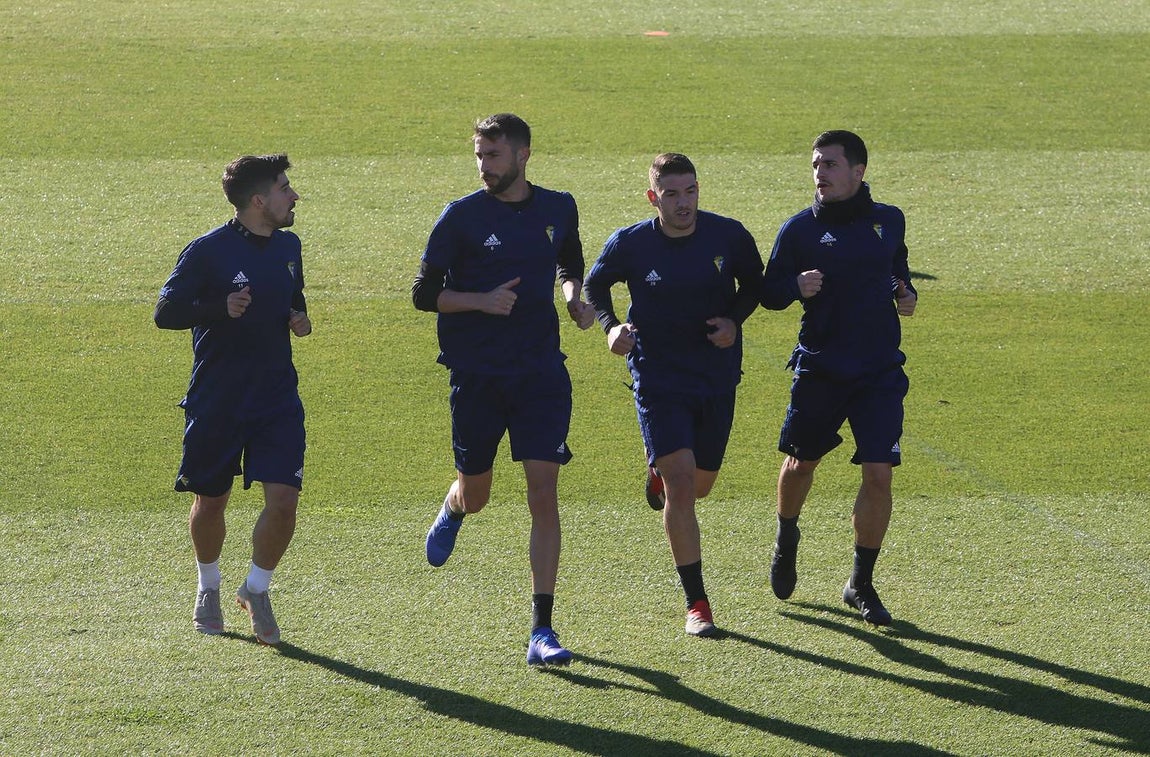 Intensidad e ilusión en el primer entrenamiento del Cádiz en 2019