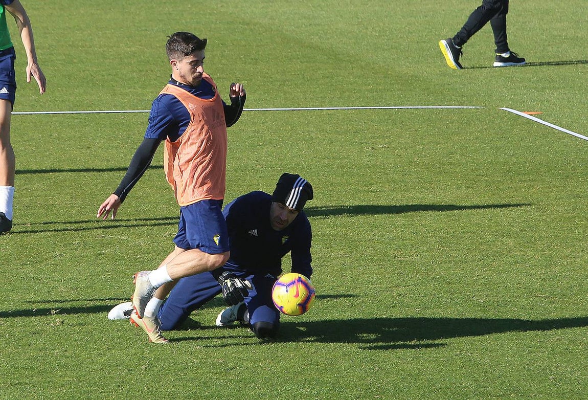 Intensidad e ilusión en el primer entrenamiento del Cádiz en 2019