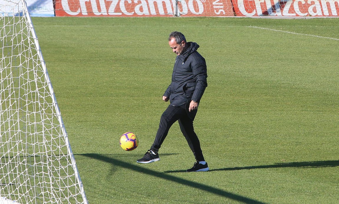 Intensidad e ilusión en el primer entrenamiento del Cádiz en 2019